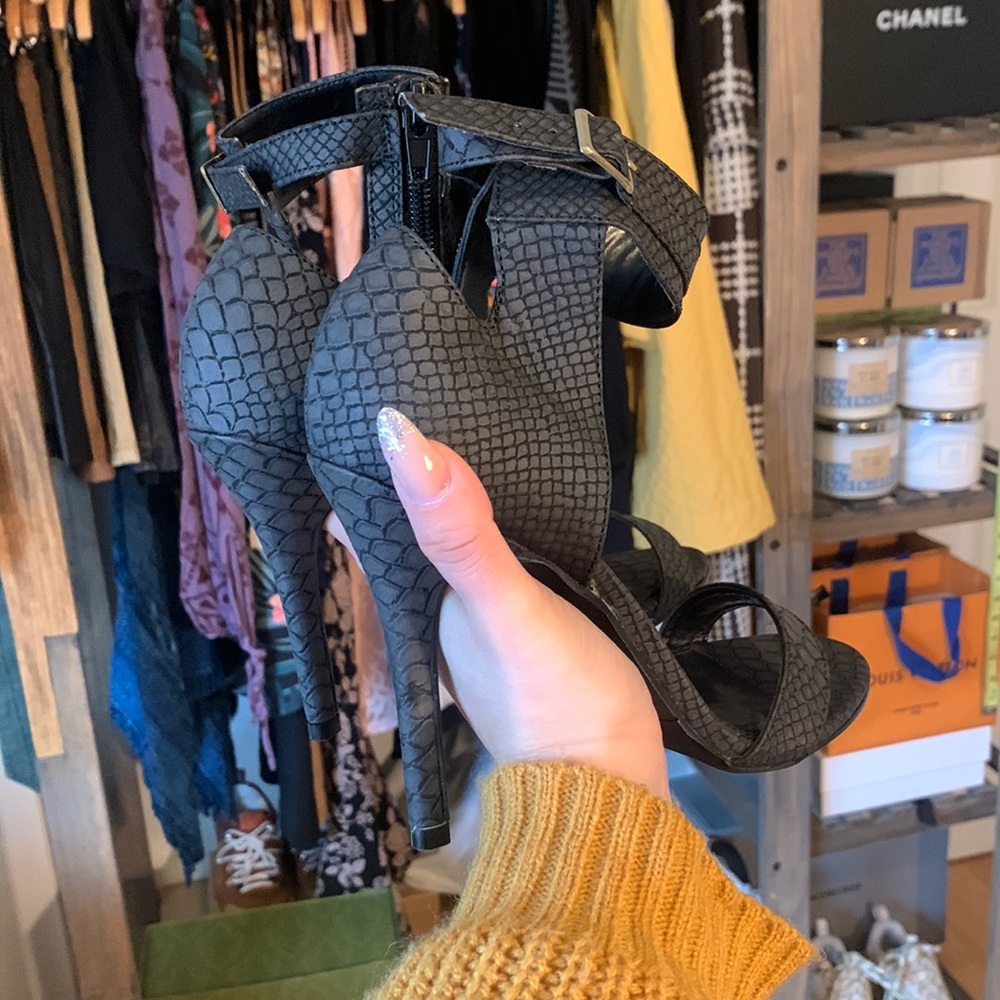 #47- NWOT Black Snake Textured Heels